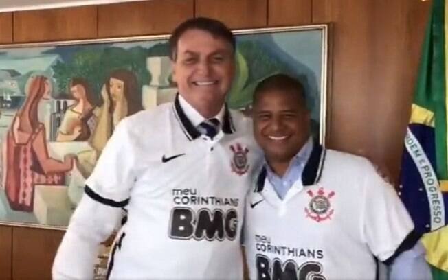 Marcelinho Carioca posa ao lado de Bolsonaro com a camisa do Corinthians