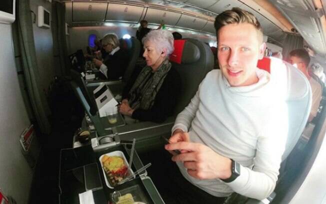Josh Cahill relata ter passado por maus bocados em um voo depois de postar avaliação negativa de companhia aérea Josh Cahill relata ter passado por maus bocados em um voo depois de postar avaliação negativa de companhia aérea