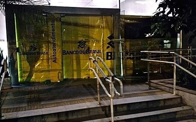 A fachada da agência do Bando do Brasil estava totalmente coberta por uma  lona plástica amarela, com o logotipo do banco, fabricada pelos assaltantes. O objetivo era encobrir o roubo, passando a imagem de que o local estava em manutenção noturna