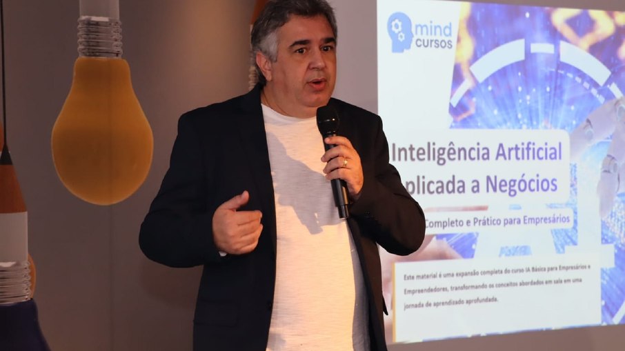 Marcos Paulo de Castro durante abertura do curso na ACIC