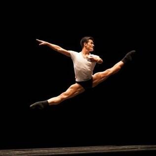 Yoshi Suzuki é um dos melhores bailarinos do Brasil