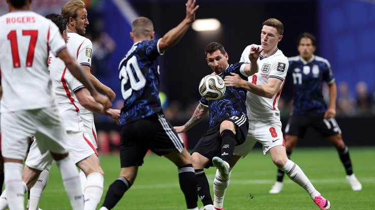 Messi brilha e Argentina vence Inglaterra de virada rumo ao tetra