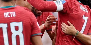 Com dois de CR7, Portugal goleia o Uzbequistão e vence a primeira