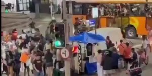 Copacabana vira palco de furtos e ônibus depredados