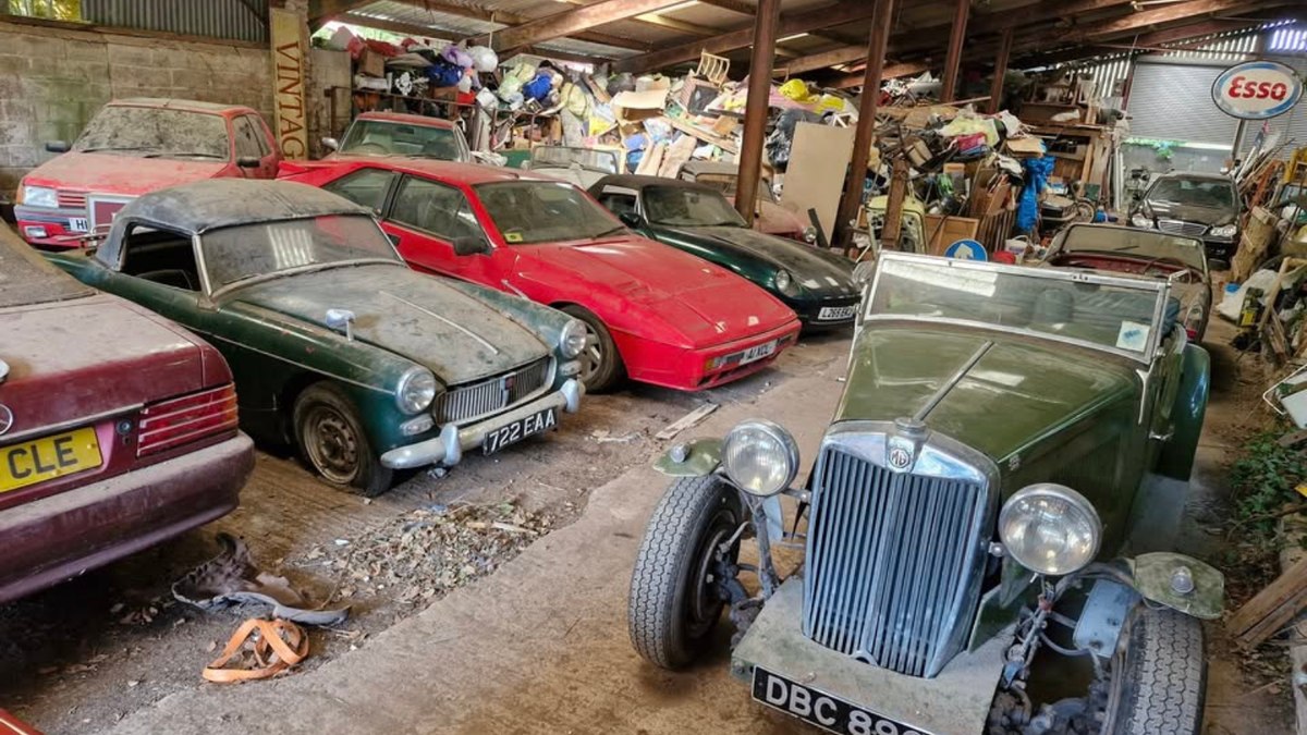 Mais de 200 carros clássicos esquecidos são achados em celeiros
