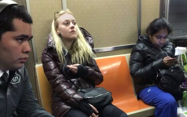 Dakota Fanning no metrô de Nova York