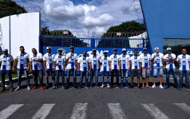 Torcida do Cruzeiro protesta contra a saída de Fábio do clube