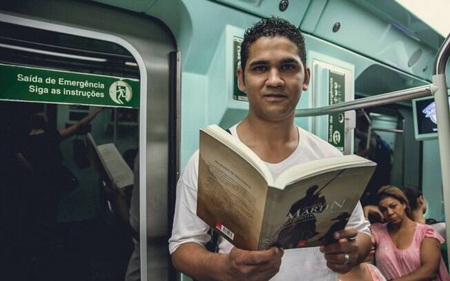 Literatura no metrô: Mauricio Lima, 32, farmacêutico, lê 'O Cavaleiro dos Sete Reinos', de George R. R. Martin: 'É uma história fantástica, que se passa na época medieval'
