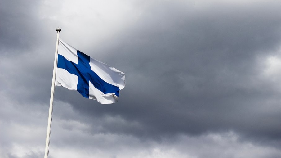 Bandeira da Finlândia. O país fica ao norte da Europa e faz fronteira com a Suécia, a Noruega e a Rússia