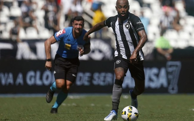 Em meio ao início da 'era Textor', Chay completa um ano no Botafogo e tenta se firmar com Luís Castro
