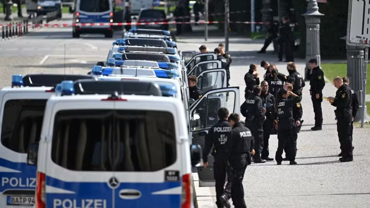 Policiais reforçam segurança após tiroteio perto de um centro de documentação sobre o nazismo e do consulado de Israel em Munique, na Alemanha 