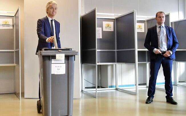 Geert Wilders vota em colégio de Haia e promete referendo contra a União Europeia, caso vença as eleições na Holanda