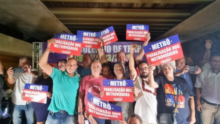 Metroviários entram em greve no Recife