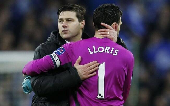 Lloris abraça o técnico do Tottenham, Maurício Pochettino