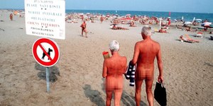 Prática de swing ao ar livre causa polêmica em praia de nudismo 