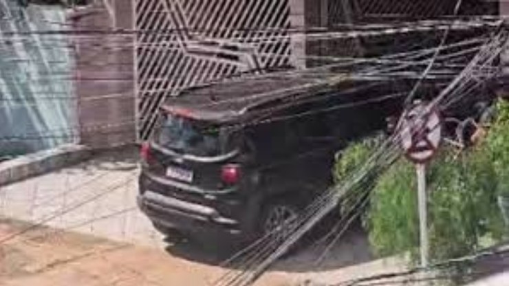 Estudante é presa após carro invadir casa e matar idoso