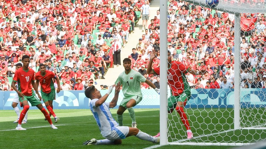 Árbitro Glenn Nyberg deu 15 minutos de acréscimos na etapa final do duelo entre Argentina e Marrocos