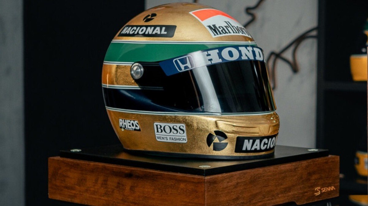 Réplica do capacete de Ayrton Senna folheado a ouro