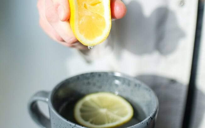 Um chá de alecrim com limão já é um ótimo shot matinal para ajudar a melhorar a imunidade; veja mais receitas