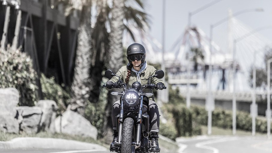 Kawasaki Eliminator 500 combina motor bicilíndrico de 451 cm³ com posição de pilotagem baixa.
