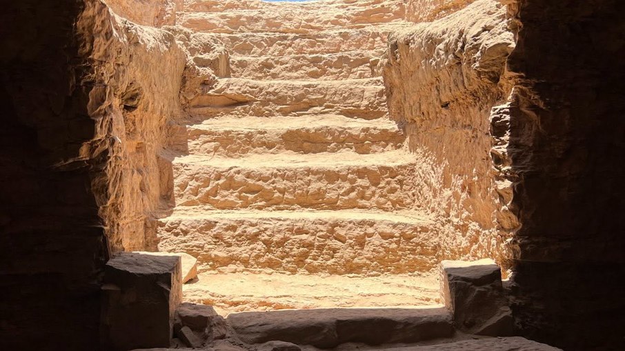 Escadaria de pedra levava à câmara funerária localizada a mais de dois metros abaixo da superfície