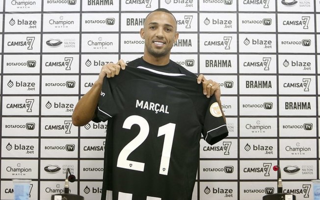 Carlos Eduardo e Fernando Marçal são regularizados e podem estrear pelo Botafogo