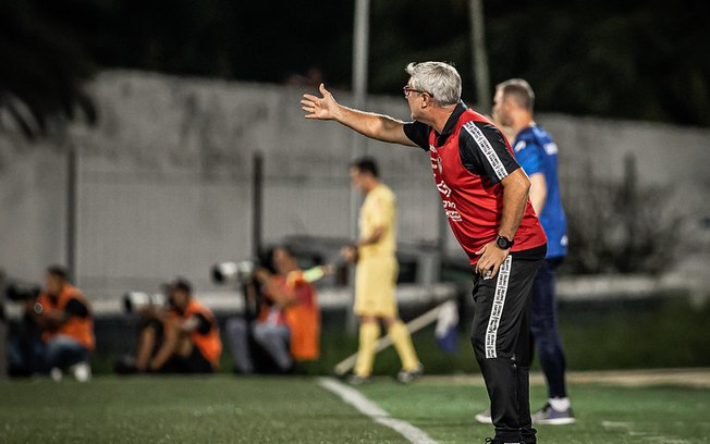 Odair Hellmann aponta lentidão do Santos e explica três zagueiros