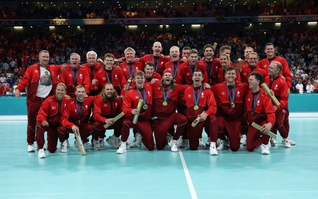 Os jogadores dinamarqueses posam com suas medalhas de ouro após a final do handebol contra a Alemanha no estádio Pierre-Mauroy em Villeneuve-d'Ascq, norte da França, em 11 de agosto de 2024.