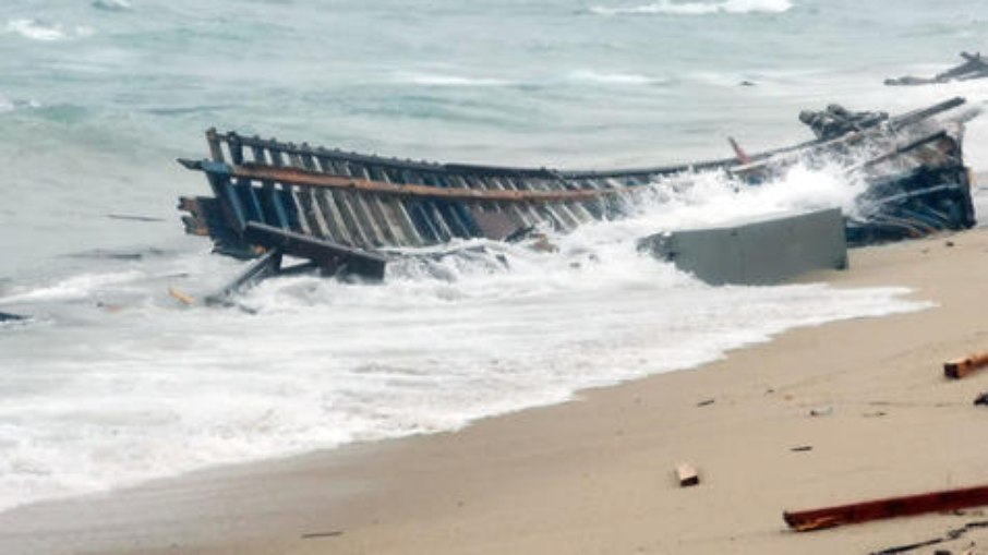 Sobreviventes afirmam que barco tinha entre 180 e 250 pessoas 