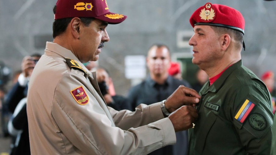 Nicolás Maduro em cerimônia com general no último domingo (4) 