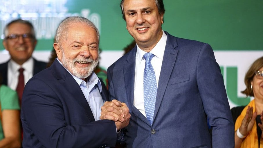 O presidente eleito, Luiz Inácio Lula da Silva, e o ministro da Educação, Camilo Santana antes de assumirem os cargos de presidente e ministro da Educação