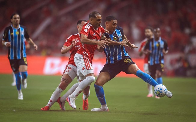Grêmio tenta se distanciar do Z4, enquanto Chapecoense aproveita o embalo para somar pontos e sair na lanterna Grêmio tenta se distanciar do Z4, enquanto Chapecoense aproveita o embalo para somar pontos e sair na lanterna