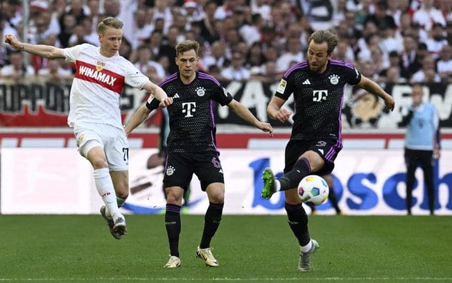  Fuehrich (do Stuttgart, de branco, à esquerda)  disputa a jogada com Kimmich e Kane, astros do Bayern