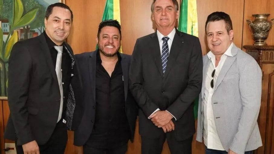 O presidente Bolsonaro e o empresário Uugton Batista com a dupla sertaneja Bruno e Marrone no dia em que almoçaram no Palácio do Planalto