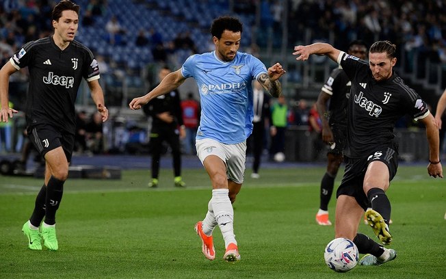 Felipe Anderson (de azul) chega para tentar evitar que o juventino Rabiot domine a bola