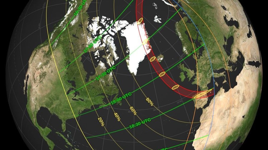 Um mapa mostra onde um eclipse solar será visível em 12 de agosto de 2026. A faixa vermelha que cruza a Groenlândia, a Islândia e a Espanha indica onde um eclipse solar total poderá ser visto. As curvas amarelas no mapa mostram onde um eclipse parcial será visível, e as porcentagens indicam a área máxima do Sol coberta pela Lua durante o eclipse ao longo dessas linhas