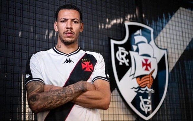 Clayton Silva estreia com a camisa do Vasco e deixa boa impressão 