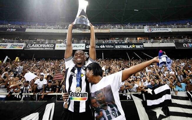 Ao L!, Kanu comemora redenção e título pelo Botafogo: 'É o dia mais feliz da minha vida'