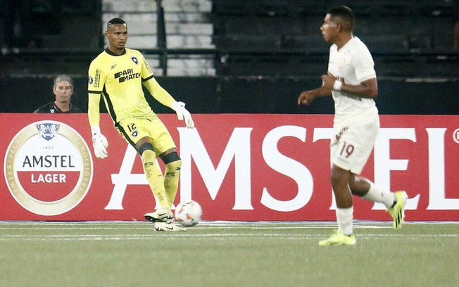 John em campo no jogo entre Botafogo e Universitario