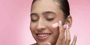 Dermatologista alerta sobre riscos do uso excessivo de cosméticos