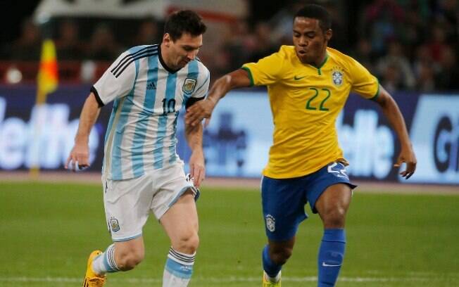 Messi recebe a marcação de Elias