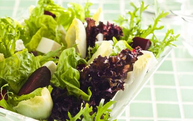 Foto da receita Salada de beterraba com queijo-de-minas e folhas verdes pronta.
