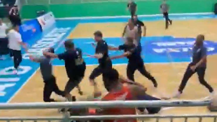 Árbitro é agredido com socos e chutes após Pato x Caxias no NBB