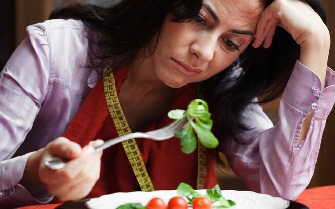 As dietas milagrosas podem trazer muitos problemas porque a pessoa deixa de comer coisas importantes para o corpo