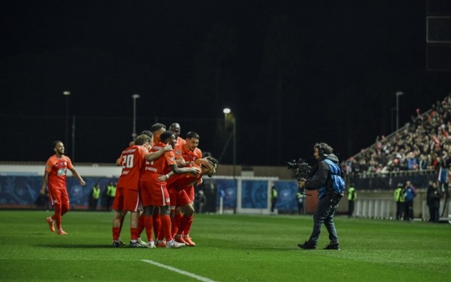 Jogadores do Cannes comemoram um gol durante a partida das quartas de final da Copa da França contra o Guingamp, no estádio Pierre-de-Coubertin de Cannes, sudeste da França, em 25 de fevereiro de 2025 Jogadores do Cannes comemoram um gol durante a partida das quartas de final da Copa da França contra o Guingamp, no estádio Pierre-de-Coubertin de Cannes, sudeste da França, em 25 de fevereiro de 2025