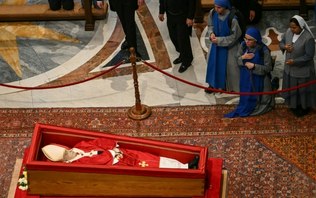 Uma despedida mais íntima do papa Francisco durante a madrugada