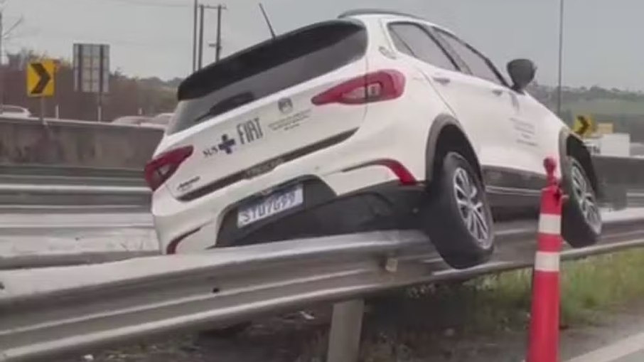 Carro com pacientes perde controle e fica preso em proteção da Rodovia Dom Pedro I, em Campinas Carro com pacientes perde controle e fica preso em proteção da Rodovia Dom Pedro I, em Campinas