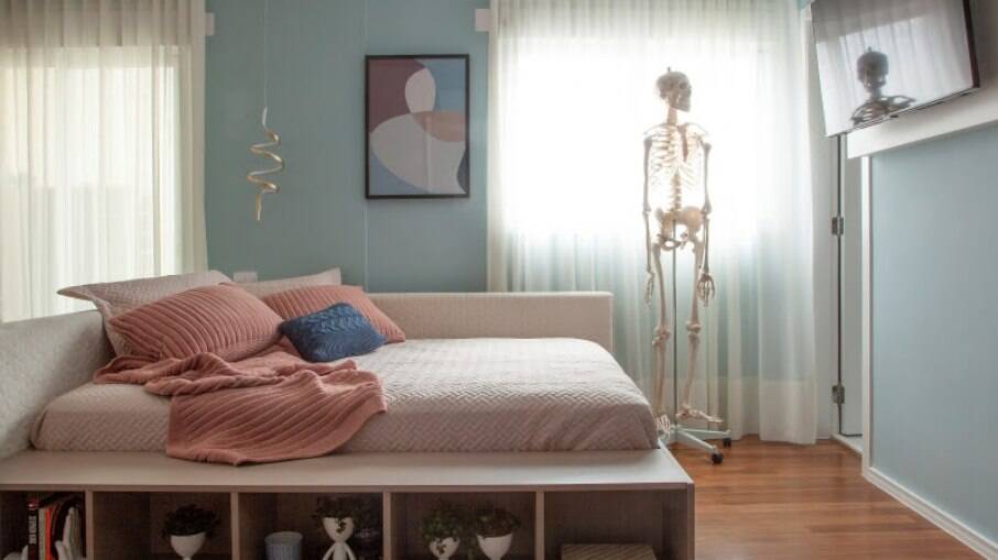 Pode parecer incomum, mas sua presença no dormitório fez todo sentido: o esqueleto humano articulado posicionado ao lado da cama é essencial para os estudos da jovem estudante de medicina.
