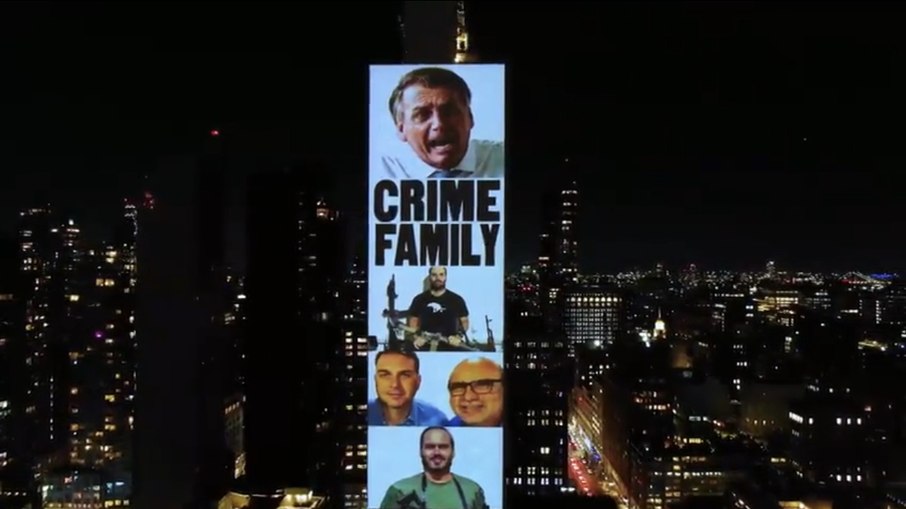 Em inglês, projeção em NY chama família Bolsonaro de criminosa