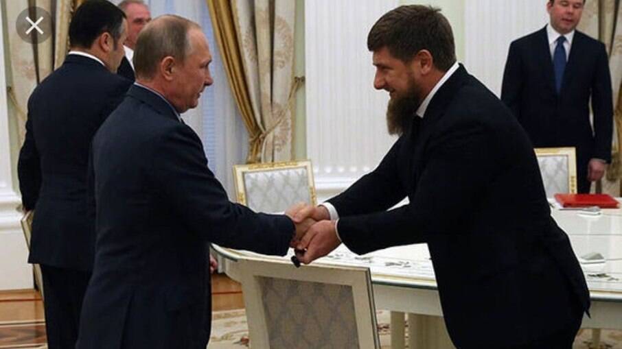 Vladimir Putin e Ramzan Kadyrov se cumprimentam